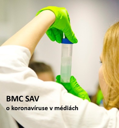 Vedkyňa so skúmavkou v rukách s nápisom BMC SAV o koronavíruse v médiách