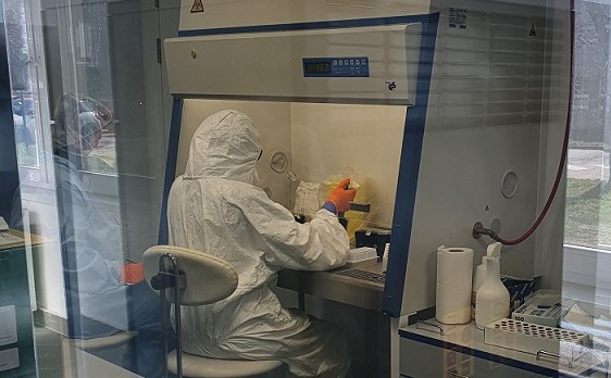 Laboratórium kde prebieha testovanie koronavírusu