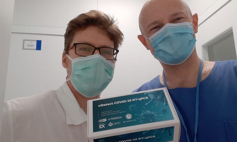 RNDr. Boris Klempa, DrSc. (vpravo) a RNDr. Juraj Koči, PhD. (vľavo) v testovacom laboratóriu, s novým slovenským kitom v rukách.