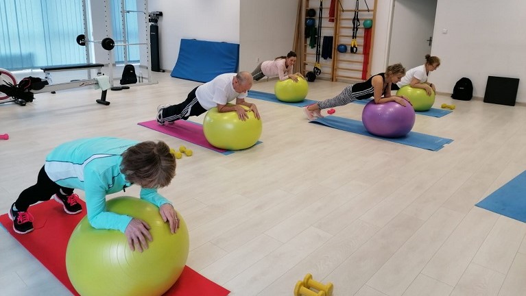 Cvičenci cvičiaci na fitloptách v Centre pohybovej aktivity