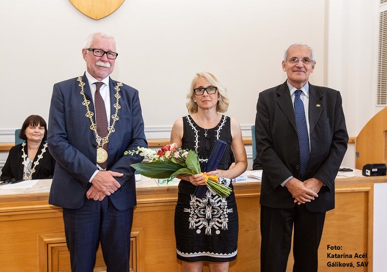 MUDr. Adela Penesová, PhD. po prevzatí ocenenia Cena SAV za popularizáciu vedy a spoločenské aplikácie vedy