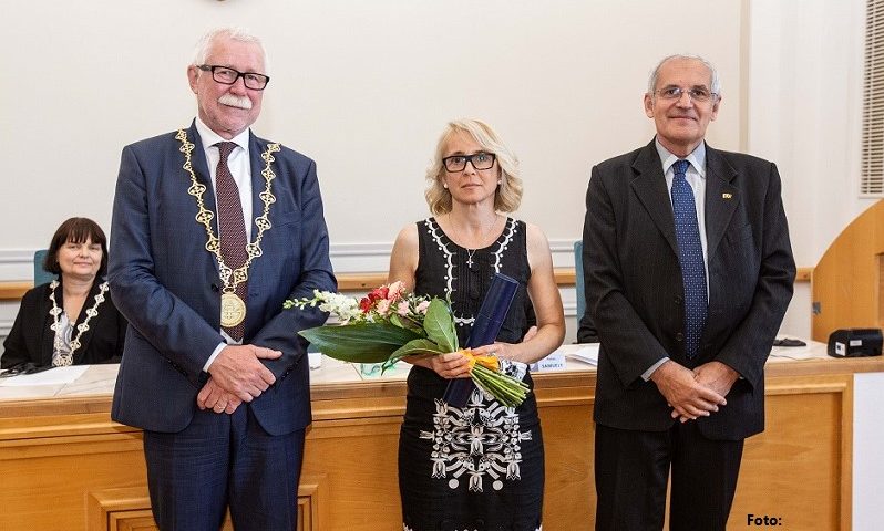 MUDr. Adela Penesová, PhD. po prevzatí ocenenia Cena SAV za popularizáciu vedy a spoločenské aplikácie vedy