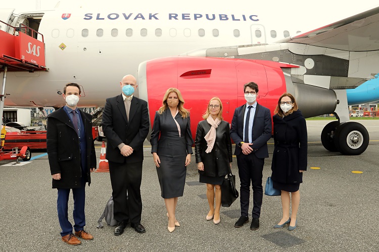 Na fotografii: prezidentka SR Zuzana Čaputová (v strede) a členovia sprievodnej delegácie (zľava): Peter Sabaka, Boris Klempa, Silvia Pastoreková, Matej Mišík a Zuzana Baťová pred odletom z Dánska