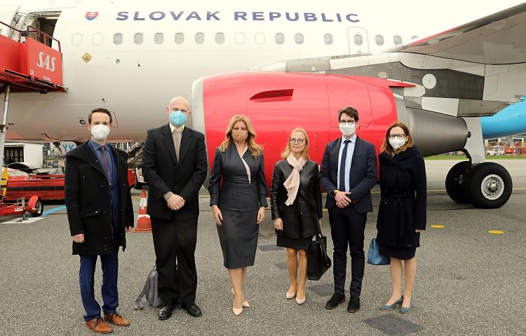 Na fotografii: prezidentka SR Zuzana Čaputová (v strede) a členovia sprievodnej delegácie (zľava): Peter Sabaka, Boris Klempa, Silvia Pastoreková, Matej Mišík a Zuzana Baťová pred odletom z Dánska