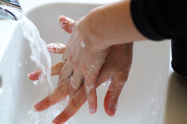 umývanie si rúk pod tečúcou vodou