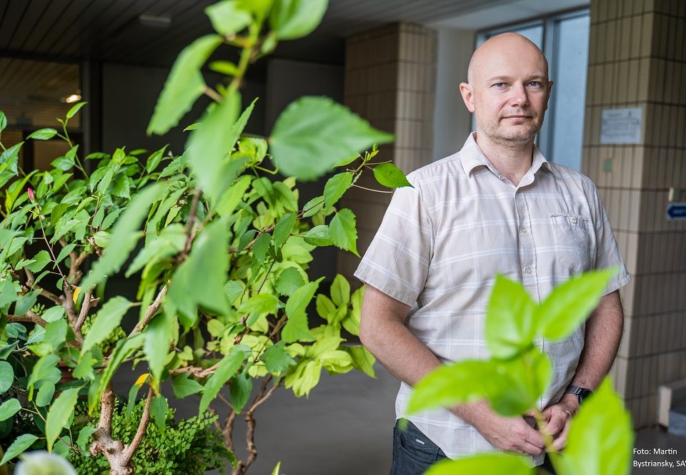 RNDr. Boris Klempa, DrSc. v priestoroch Virologického ústavu Biomedicínskeho centra SAV