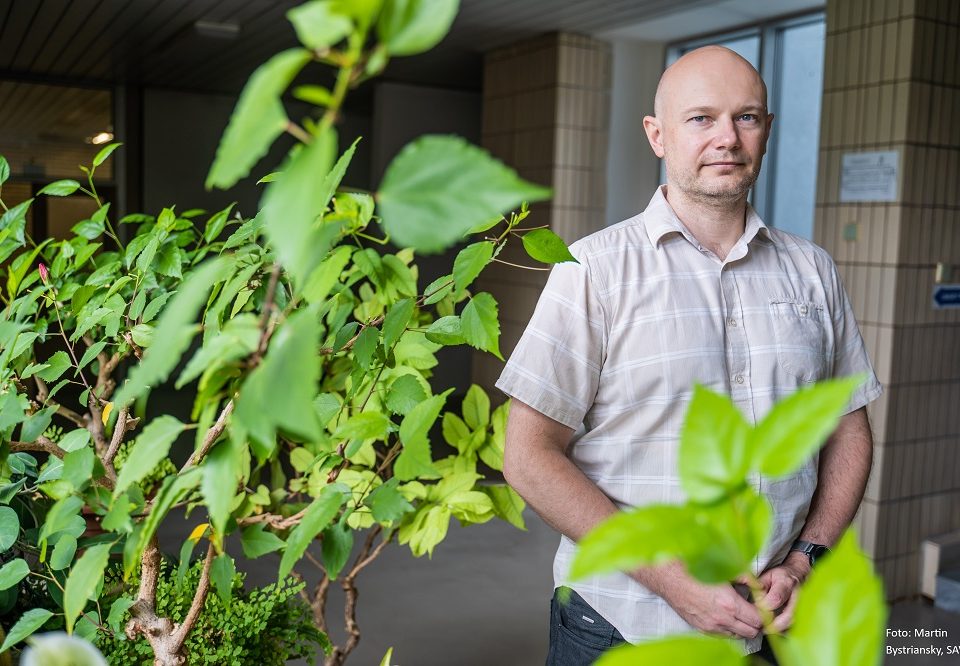 RNDr. Boris Klempa, DrSc. v priestoroch Virologického ústavu Biomedicínskeho centra SAV