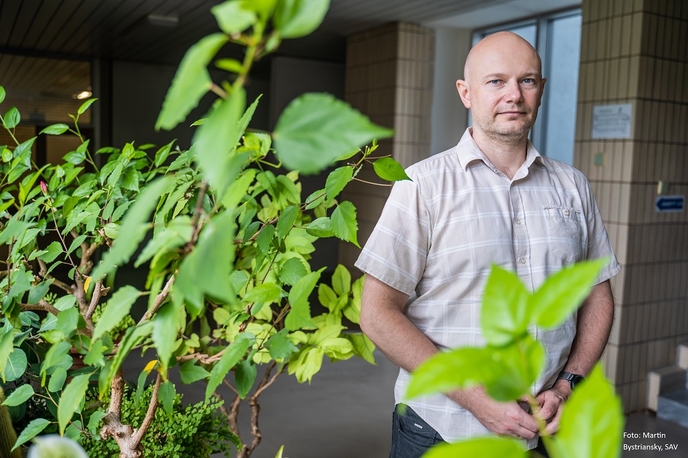 RNDr. Boris Klempa, DrSc. v priestoroch Virologického ústavu Biomedicínskeho centra SAV