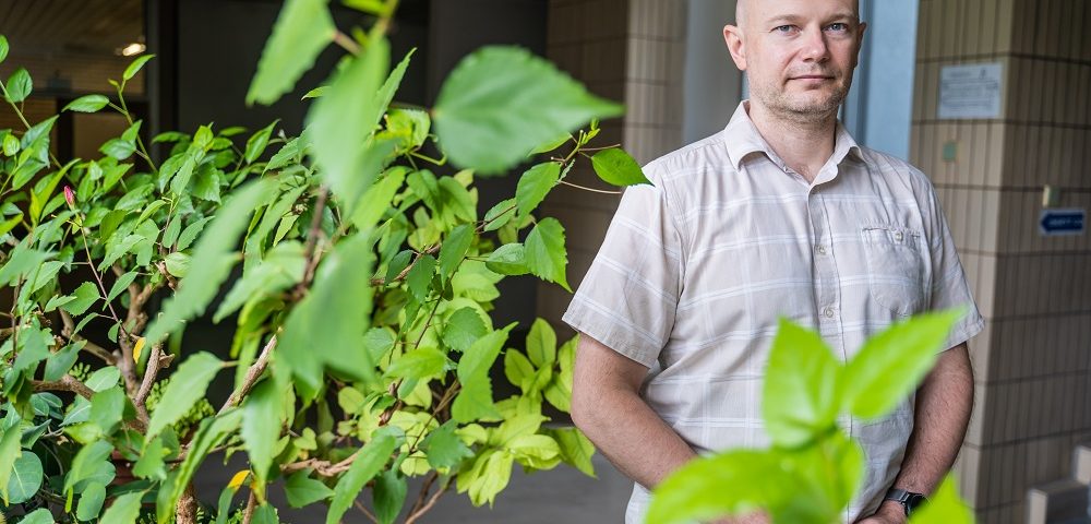 RNDr. Boris Klempa, DrSc. v priestoroch Virologického ústavu Biomedicínskeho centra SAV