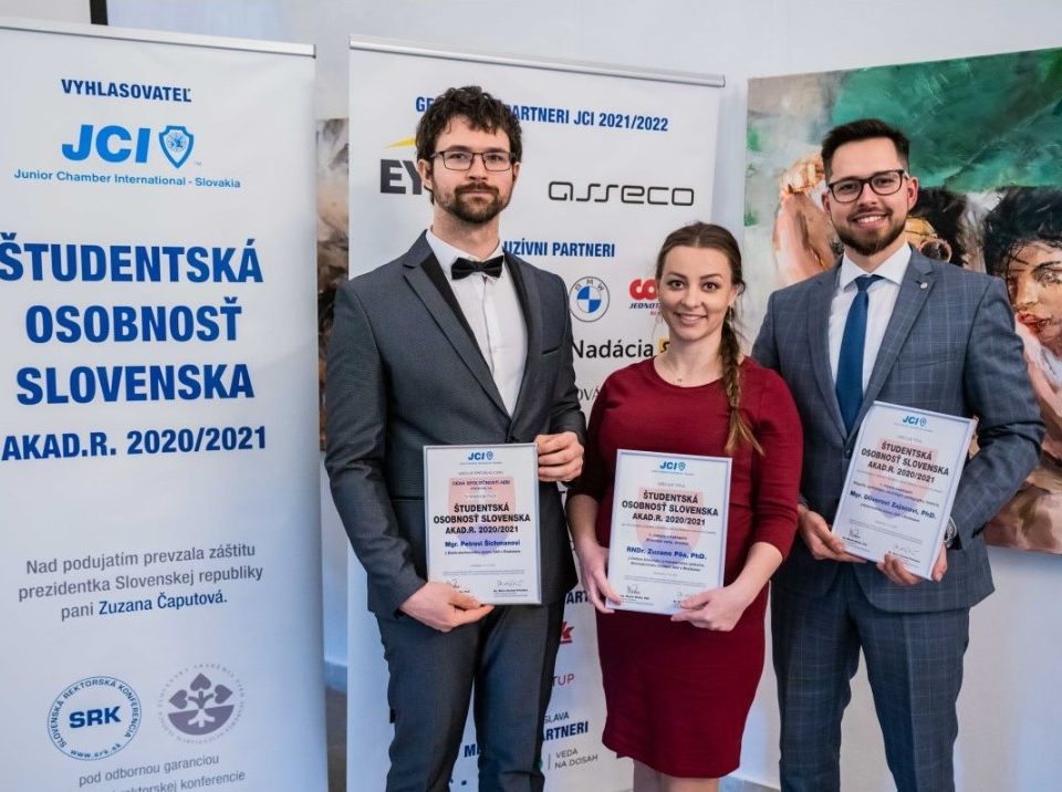 Študentská osobnosť Slovenska akad. rok 2020/2021. Ocenení doktorandi zo SAV: zľava Peter Šichman, Zuzana Pös, Matúš Zajac, foto: Martin Bystriansky, SAV