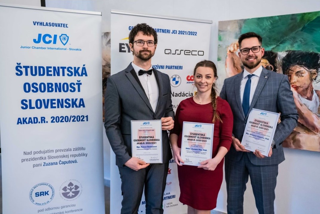 Študentská osobnosť Slovenska akad. rok 2020/2021. Ocenení doktorandi zo SAV: zľava Peter Šichman, Zuzana Pös, Matúš Zajac, foto: Martin Bystriansky, SAV