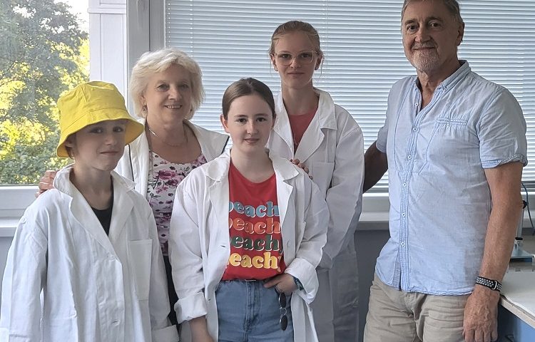 účastníci Letnej školy mladých vedcov 2022 v Biomedicínskom centre SAV, v. v. i.
