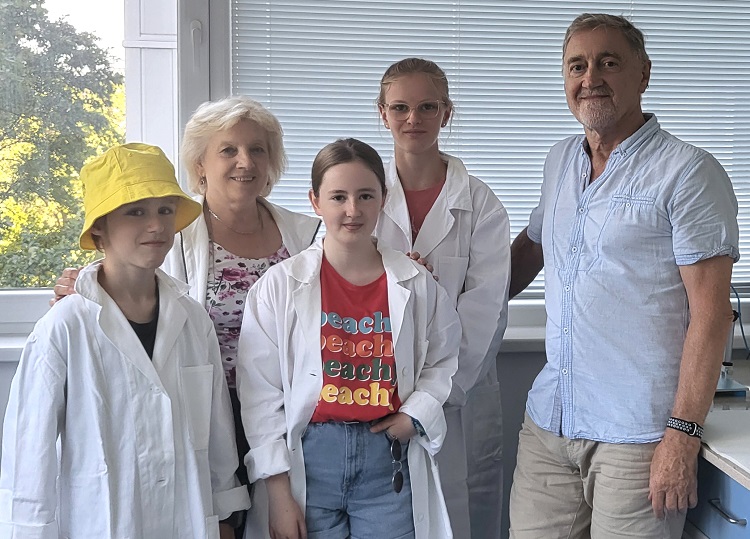 účastníci Letnej školy mladých vedcov 2022 v Biomedicínskom centre SAV, v. v. i.