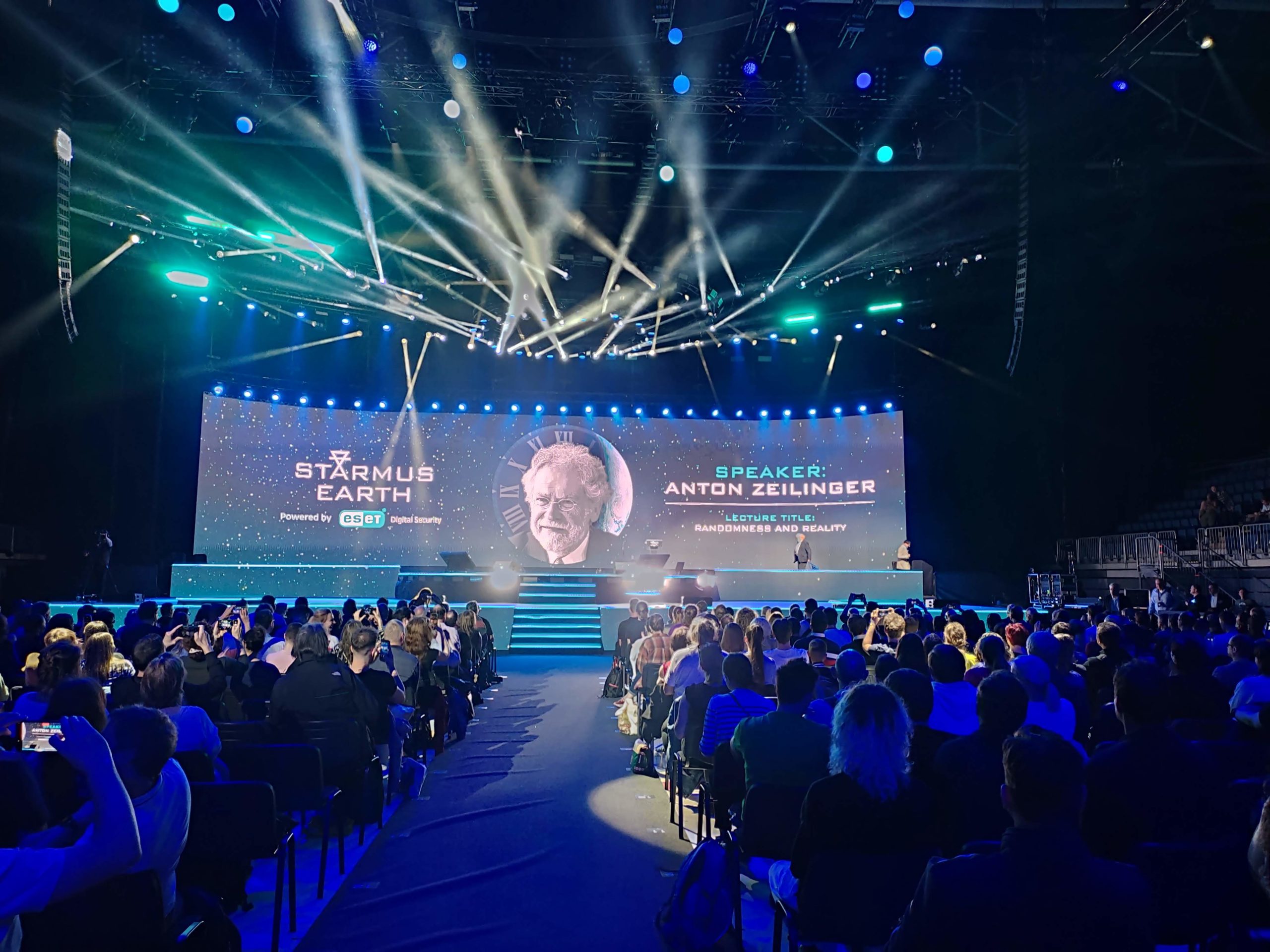Pohľad na prednáškovú sálu počas prednášky nobelistu fyzika Antona Zeilingera na festivale Starmus.