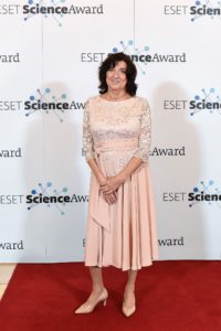 Profesorka Daniela Ježová stojí na červenom koberci na podujatí Eset Science Award.