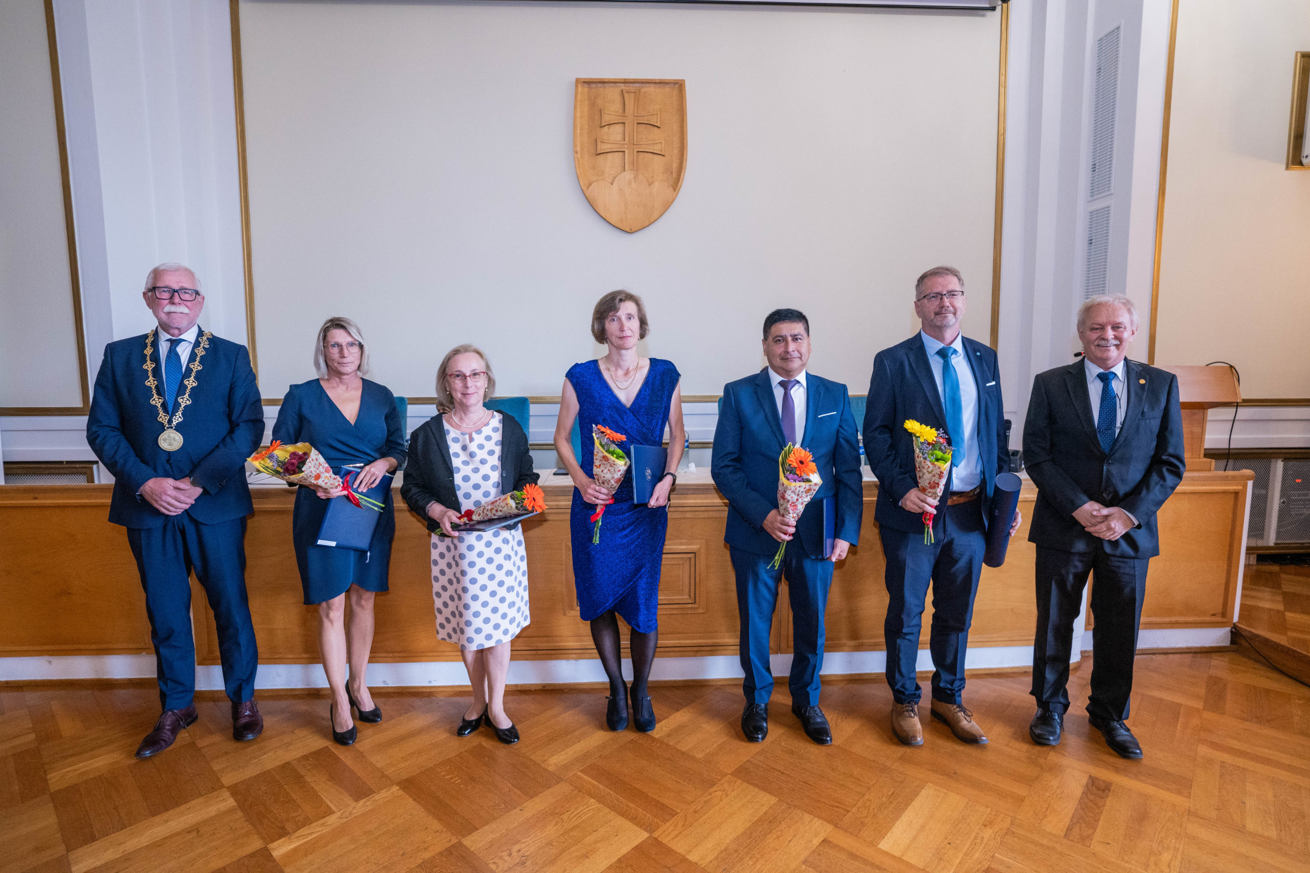 Ocenený tím Ing. Ľudovíta Škultétyho, DrSc. z Biomedicínskeho centra SAV, v. v. i.: Mgr. Eva Špitalská, PhD., RNDr. Zuzana Sekeyová, PhD., Ing. Katarína Palkovičová, a Mgr. Marco Quevedo Diaz, PhD. s predsedom SAV prof. RNDr. Pavlom Šajgalíkom, DrSc. na slávnostnom ceremoniáli.