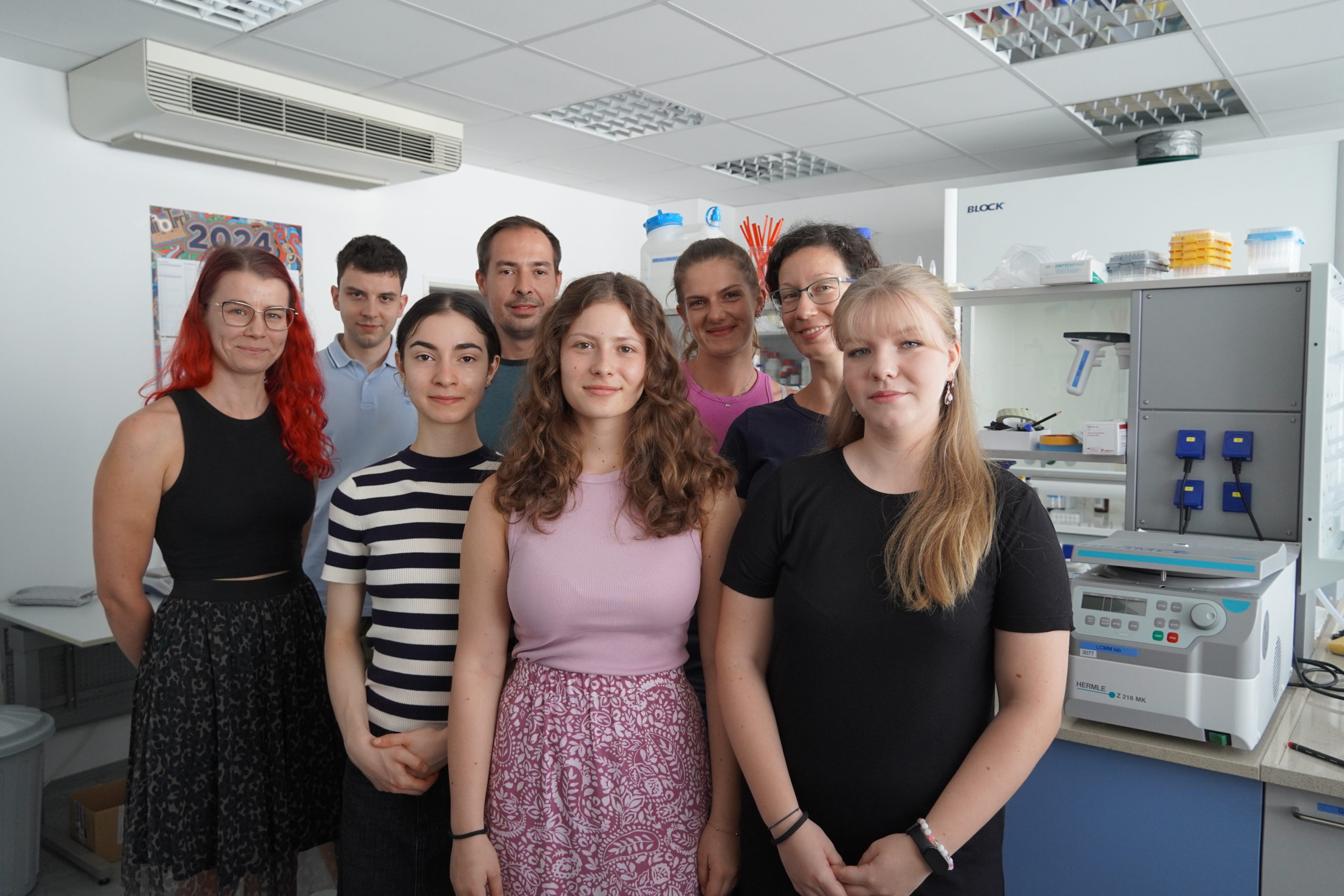 Stážistky z Galileo School s výskumným tímom pod vedením manželov Balážovcov v BMC SAV, skupinová fotografia.