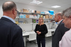 Návšteva Medzinárodného poradného zboru v BMC SAV, návšteva laboratórií. Dr. Andrea Bábelová.