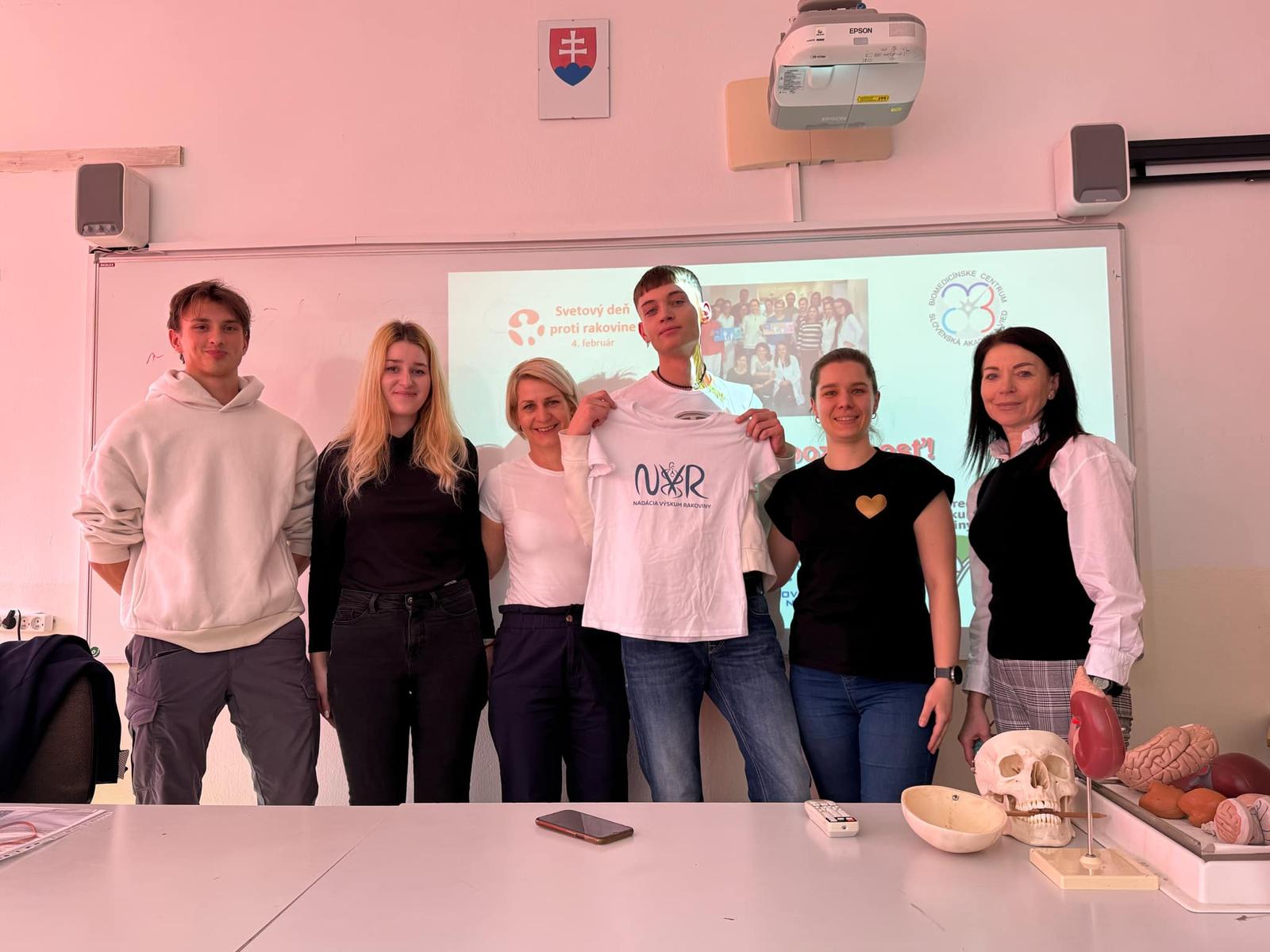 Prednáška na Gymnáziu Poprad - naša výskumníčka Katarína Kozics je tretia zľava.