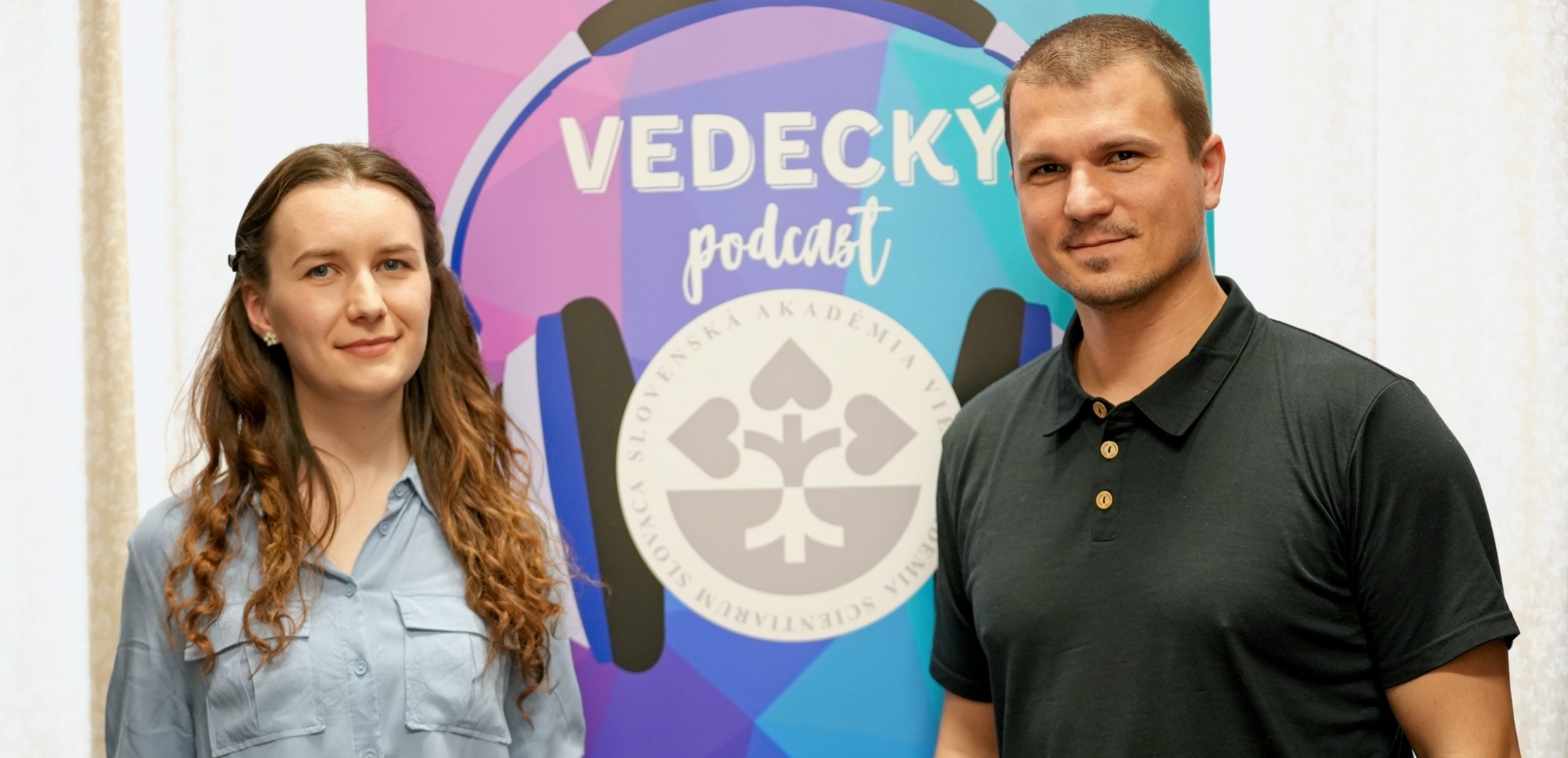 Mária Urbanová, doktorandka na BMC SAV a moderátor podcastu Peter Boháč.