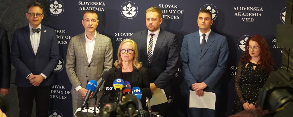 Krátky brífing po rokovaní o analýze vakcín. Zľava člen predsedníctva SAV Tomáš Hromádka, minister školstva Tomáš Drucker, generálna riaditeľka BMC SAV Silvia Pastoreková, minister zdravotníctva Kamil Šaško, zvolený nový predseda SAV Martin Venhart a zástupkyňa riaditeľa ŠÚKL Ivana Pankuchová.