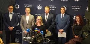Krátky brífing po rokovaní o analýze vakcín. Zľava člen predsedníctva SAV Tomáš Hromádka, minister školstva Tomáš Drucker, generálna riaditeľka BMC SAV Silvia Pastoreková, minister zdravotníctva Kamil Šaško, zvolený nový predseda SAV Martin Venhart a zástupkyňa riaditeľa ŠÚKL Ivana Pankuchová.