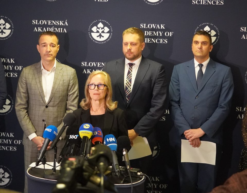 Krátky brífing po rokovaní o analýze vakcín. Zľava člen predsedníctva SAV Tomáš Hromádka, minister školstva Tomáš Drucker, generálna riaditeľka BMC SAV Silvia Pastoreková, minister zdravotníctva Kamil Šaško, zvolený nový predseda SAV Martin Venhart a zástupkyňa riaditeľa ŠÚKL Ivana Pankuchová.