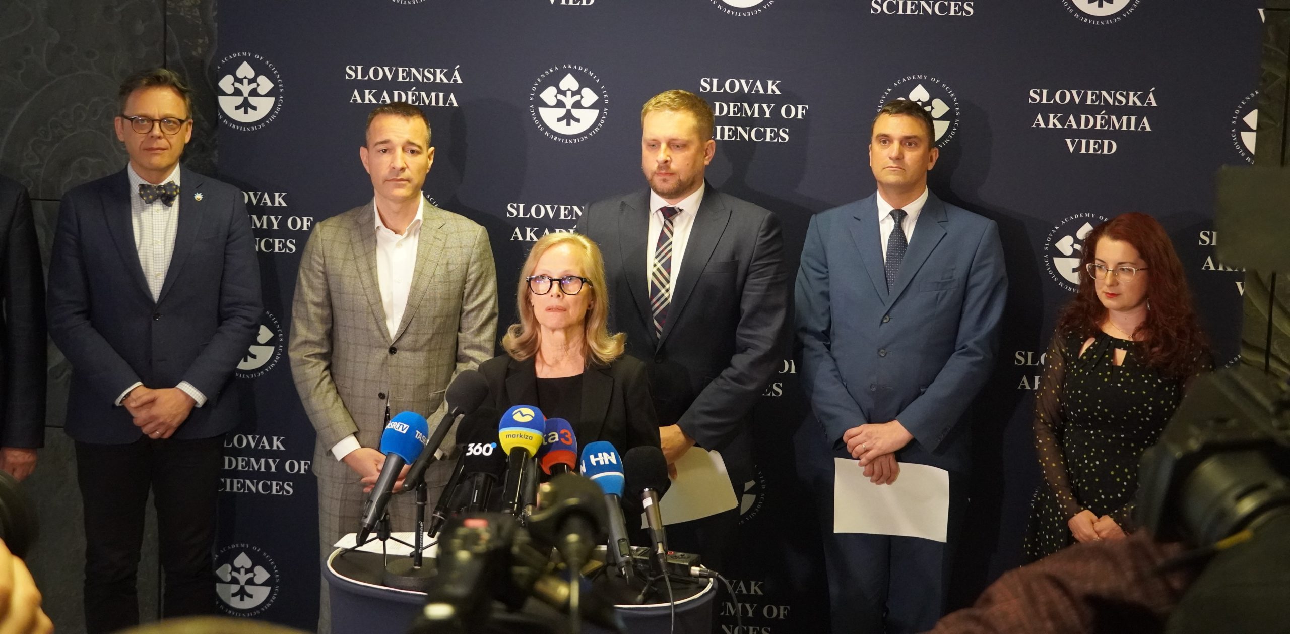 Krátky brífing po rokovaní o analýze vakcín. Zľava člen predsedníctva SAV Tomáš Hromádka, minister školstva Tomáš Drucker, generálna riaditeľka BMC SAV Silvia Pastoreková, minister zdravotníctva Kamil Šaško, zvolený nový predseda SAV Martin Venhart a zástupkyňa riaditeľa ŠÚKL Ivana Pankuchová.