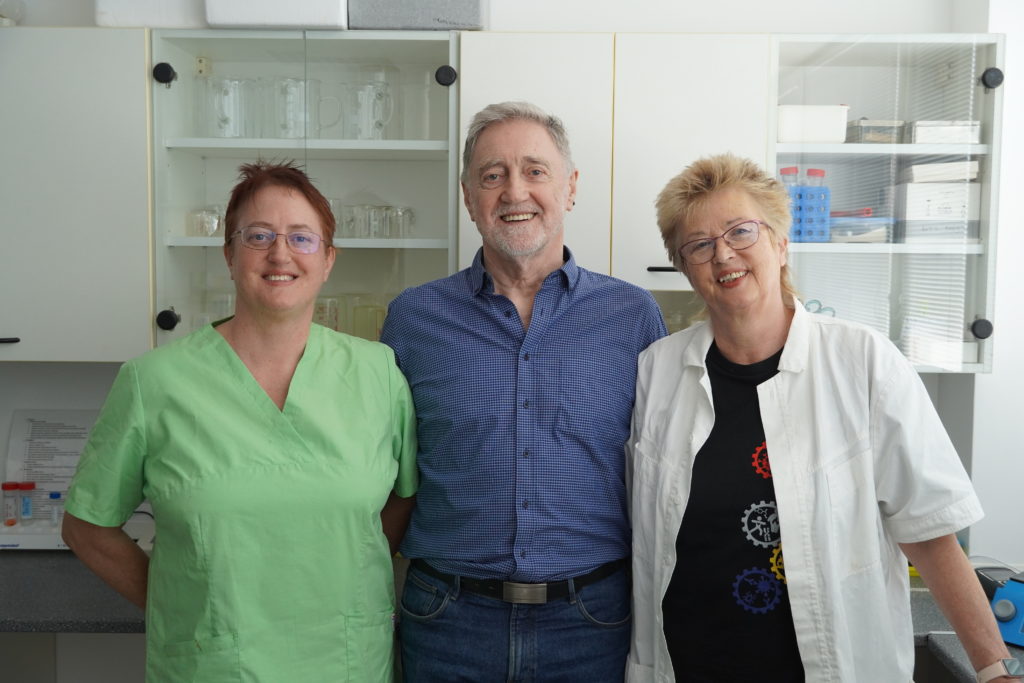 Sprava Dr. Alexandra Zahradníková s manželom a spoluautorom článku Dr. Ivanom Zahradníkom a dcérou Alexandrou Zahradníkovou ml.