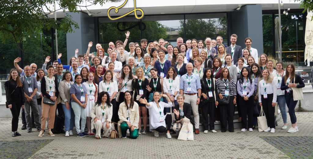 Skupinová fotografia účastníkov konferencie EEMGS 2025, Dr. Monika Šramková v prednom rade prvá sprava.
