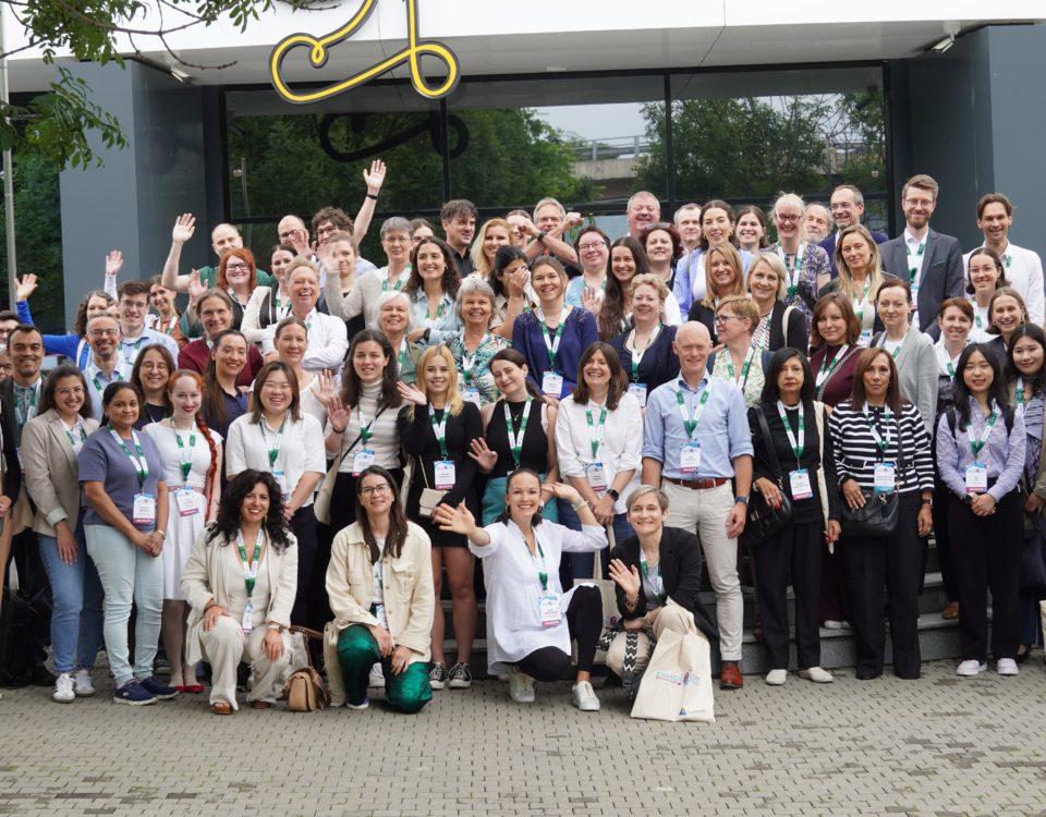Skupinová fotografia účastníkov konferencie EEMGS 2025, Dr. Monika Šramková v prednom rade prvá sprava.