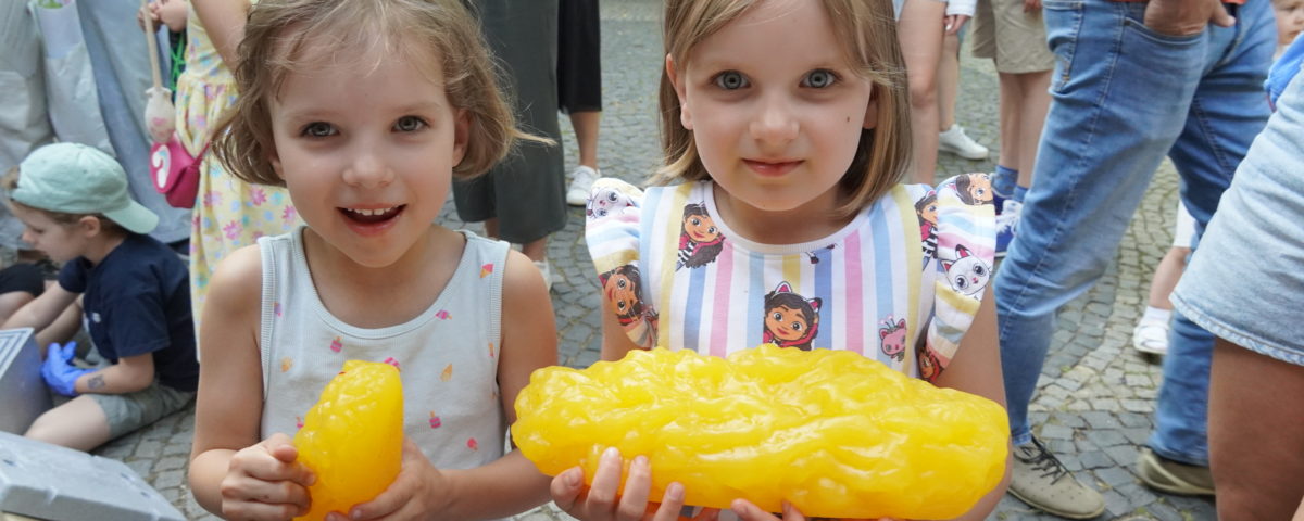 My sme SAV 2025, návštevníčky s modelmi tuku.