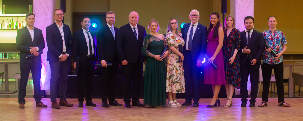 Ocenení mladí vedeckí pracovníci s bývalým predsedom SAV prof. Pavlom Šajgalíkom. Ocenená Dr. Danica Ivovič je štvrtá sprava.