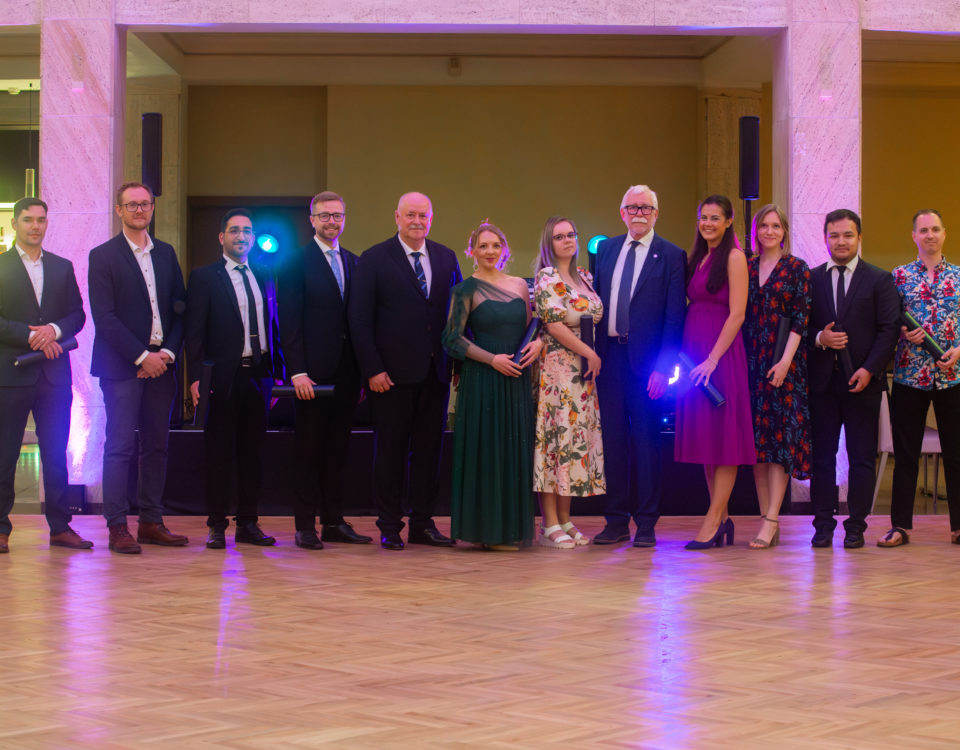 Ocenení mladí vedeckí pracovníci s bývalým predsedom SAV prof. Pavlom Šajgalíkom. Ocenená Dr. Danica Ivovič je štvrtá sprava.