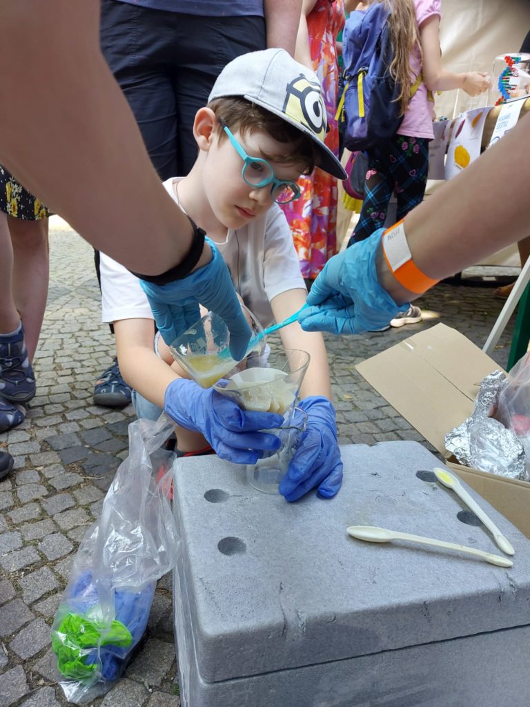 My sme SAV 2025, stánok BMC SAV, izolácia DNA z banánu.