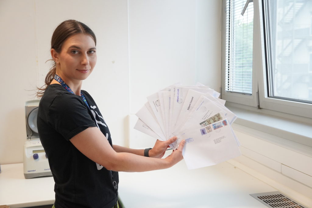 Dr. Viktória Čabanová s obálkami s kartičkami so vzorkami slín komárov od regionálnych úradov verejného zdravotníctva.