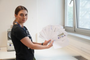 Dr. Viktória Čabanová s obálkami s kartičkami so vzorkami slín komárov od regionálnych úradov verejného zdravotníctva.
