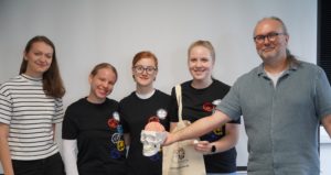 Vedúci Laboratória pre komplexný výskum mozgu a sluchu Dr. Peter Hubka (vpravo) a jeho doktorandka Kristína Kostrubaničová (vľavo) s účastníčkami Letnej školy mladých vedcov.