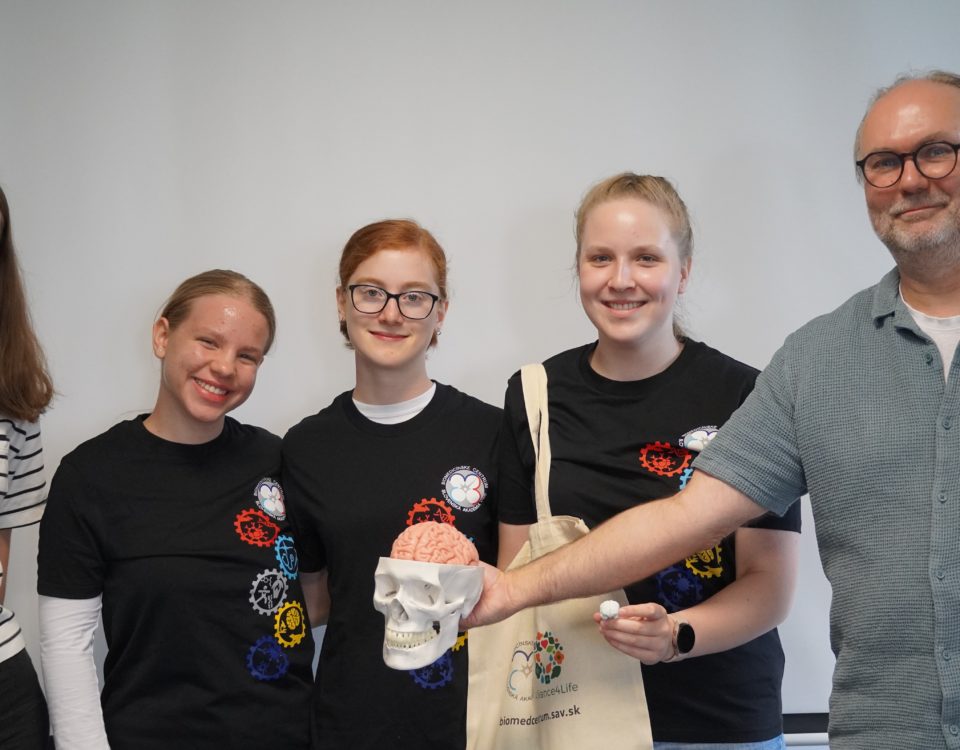 Vedúci Laboratória pre komplexný výskum mozgu a sluchu Dr. Peter Hubka (vpravo) a jeho doktorandka Kristína Kostrubaničová (vľavo) s účastníčkami Letnej školy mladých vedcov.