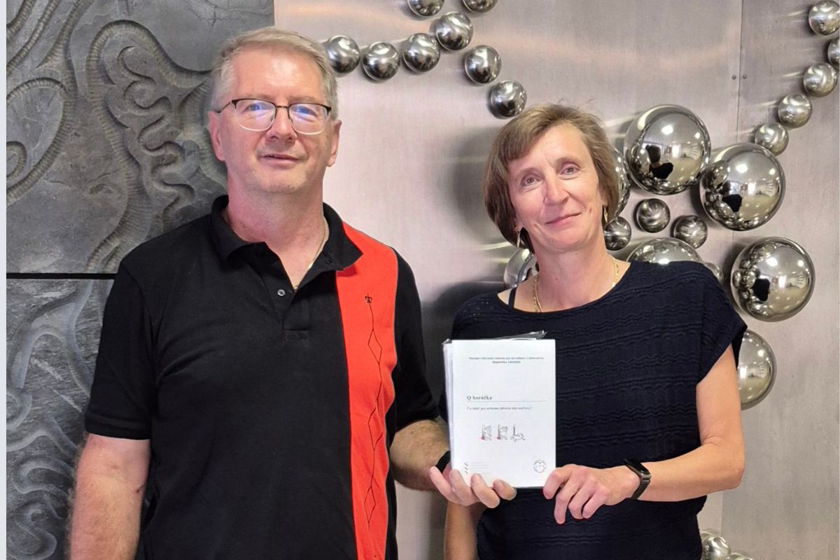 Dr. Ľudovít Škultéty a Dr. Eva Špitalská s brožúrou o Q horúčke.