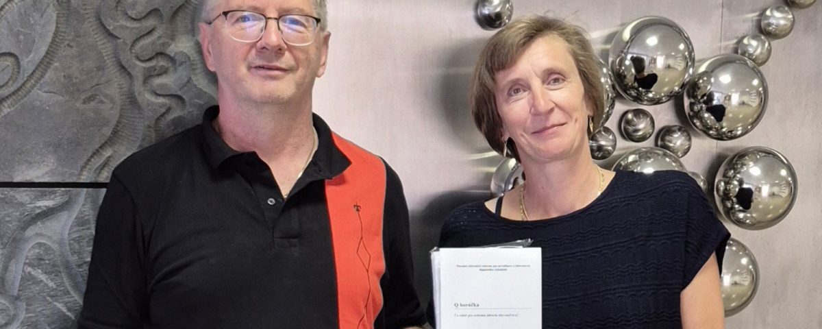 Dr. Ľudovít Škultéty a Dr. Eva Špitalská s brožúrou o Q horúčke.