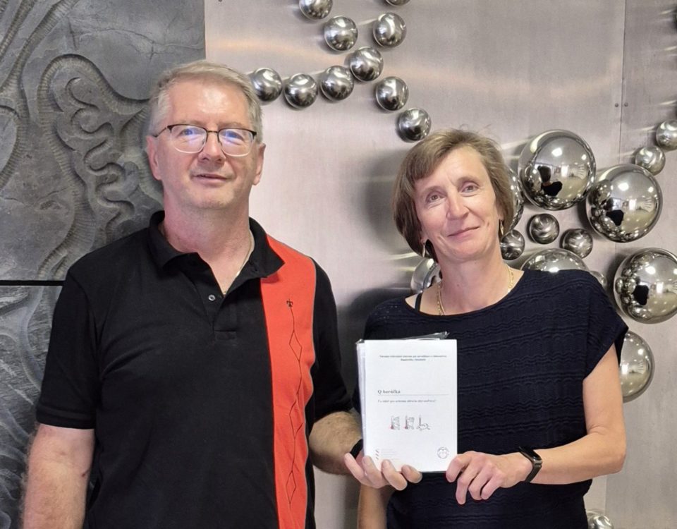 Dr. Ľudovít Škultéty a Dr. Eva Špitalská s brožúrou o Q horúčke.