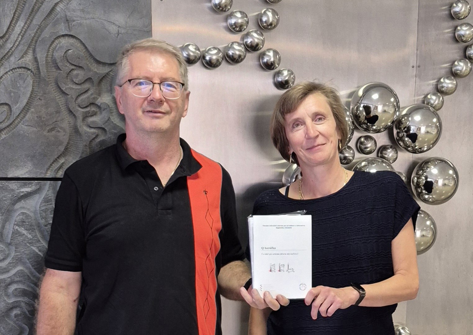 Dr. Ľudovít Škultéty a Dr. Eva Špitalská s brožúrou o Q horúčke.