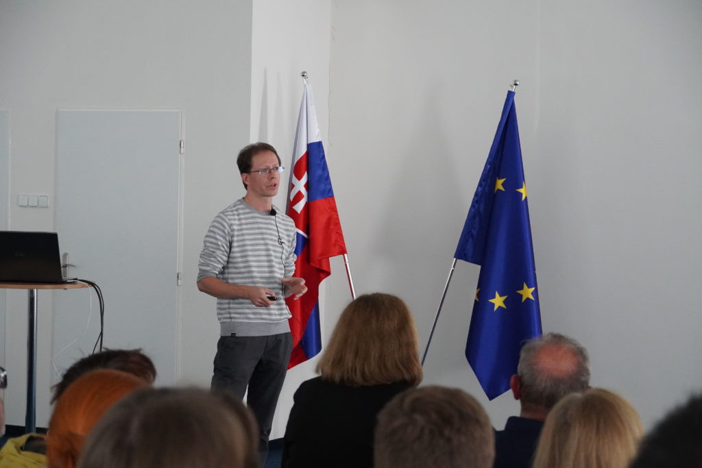 Úvodná prednáška s informáciami pre doktorandov BMC SAV. Na snímke vedecký tajomník BMC SAV Dr. Marián Grman.
