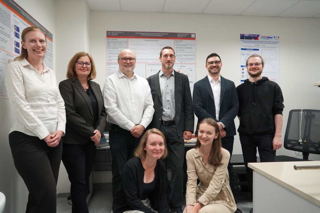 Tím nového spoločného laboratória BMC SAV, LF UK a UNB a vedenie Ústavu experimentálnej endokrinológie, na ktorého pôde laboratórium vzniklo. Horný rad zľava: Dr. Silvia Borecká, Dr. Daniela Gašperíková, Dr. Peter Hubka, Doc. Lukáš Varga, Dr. Dimitrios Paouris, Mgr. Ivan Sleziak. Dolný rad zľava: Mgr. Ema Číčelová, Mgr. Kristína Kostrubaničová.