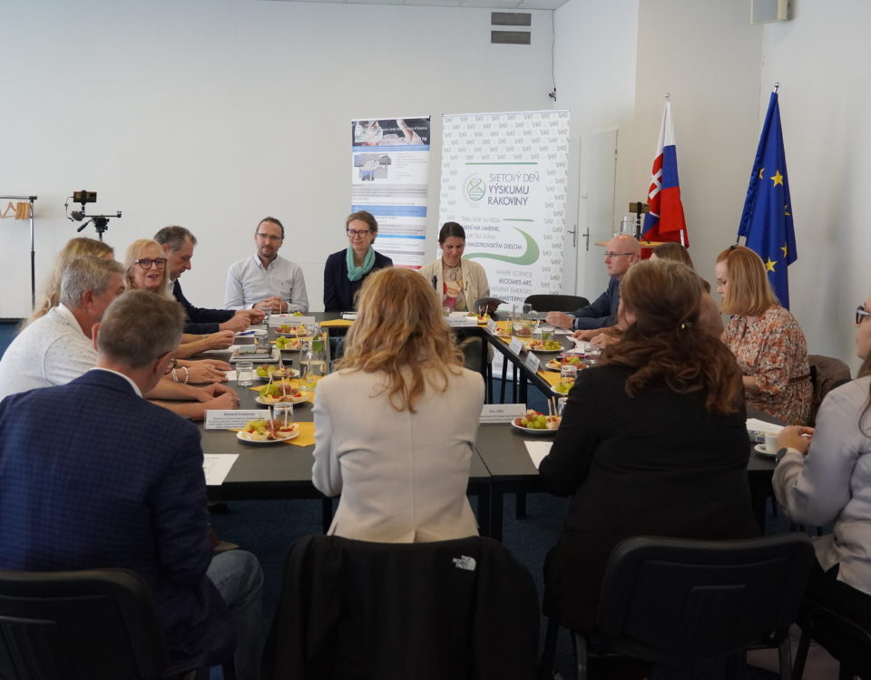 The aim of the round table was bringing together experts from various scientific fields to discuss how to improve care for cancer patients and how to effectively involve the social sciences and humanities in projects aimed at improving their quality of life.