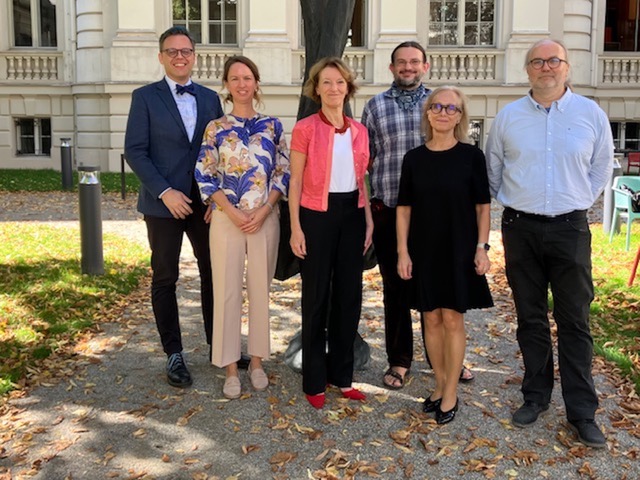 Účastníci stretnutia, zľava podpredseda SAV pre vedu, výskum a inovácie Dr. Tomáš Hromádka, koordinátorka platformy BMC2ERC Zuzana Reptová, prezidentka ERC prof. Maria Leptin, nositeľ ERC projektu z Prírodovedeckej fakulty UK Dr. Michal Májek, generálna riaditeľka BMC SAV prof. Silvia Pastoreková a neurobiológ z BMC SAV Dr. Peter Hubka, ktorý sa pripravuje na podanie ERC projektu.