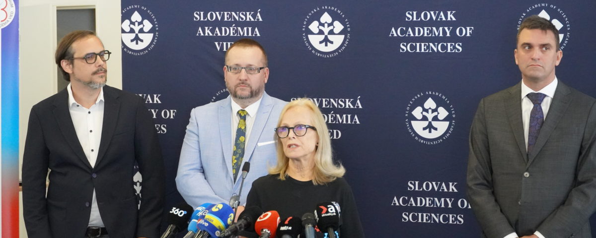 Rečníci na tlačovej konferencii. Zľava riaditeľ ŠÚKL Roman Dorčík, rektor Univerzity Komenského Marek Števček, riaditeľka BMC SAV Silvia Pastoreková a predseda SAV Martin Venhart.