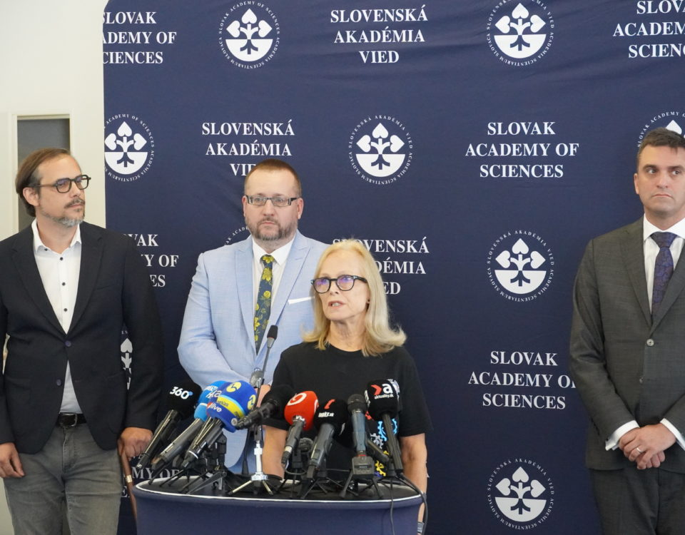 Rečníci na tlačovej konferencii. Zľava riaditeľ ŠÚKL Roman Dorčík, rektor Univerzity Komenského Marek Števček, riaditeľka BMC SAV Silvia Pastoreková a predseda SAV Martin Venhart.