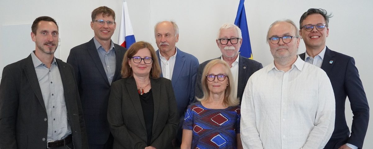 Zľava Dr. Lukáš Varga z BMC SAV a LF UK, prof. Miroslav Tedla, prednosta kliniky ORL LF UK a UNB, vedecká riaditeľka Ústavu experimentálnej endokrinológie BMC SAV Dr. Daniela Gašperíková, prof. Milan Profant z kliniky ORL LF UK a UNB, generálna riaditeľka BMC SAV prof. Silvia Pastoreková, bývalý predseda SAV prof. Pavol Šajgalík, vedúci nového laboratória Dr. Peter Hubka z BMC SAV, člen predsedníctva SAV Dr. Tomáš Hromádka.